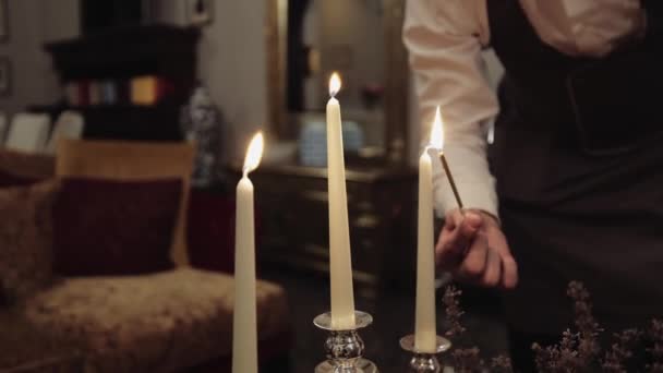 Servitören Tänder Varsamt Ljus Och Skapar Romantisk Atmosfär För Överraskningsmiddag — Stockvideo
