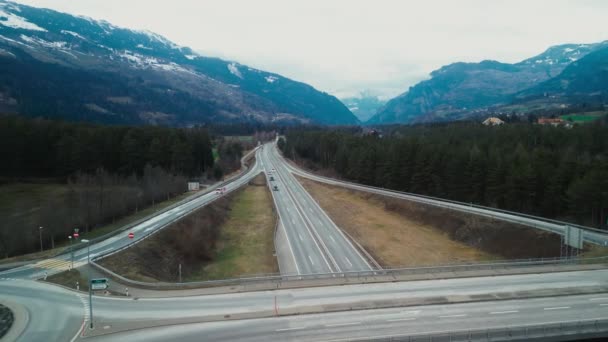 在山间美丽的乡间小道上开车的空中风景 瑞士的繁忙道路 瑞士道地标 旅行概念 — 图库视频影像