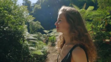 Ormanların Dışında Yürüyen Genç Yakışıklı Sarışın Kız 'ın yan görüntüsü. Çekici Olumlu Bayan Dışarı Çıkıyor, Doğanın tadını çıkarıyor. Seyahat ve Turizm Konsepti