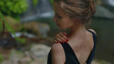 Doğada Kırmızı Tırnaklar Poz Veren Sıska Güzel Kız 'ın arka görüntüsü. Zarif bayan dışarıda vakit geçirmenin tadını çıkartıyor. Rahatlama ve Turizm Konsepti