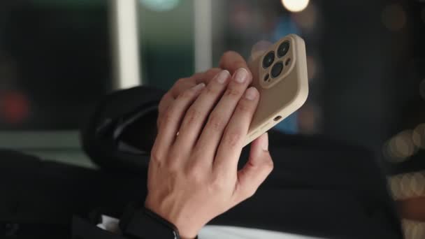 Dikey Video Kafkasyalı Eller Cep Telefonu Tutuyor Mesajı Yazıyor Nterneti — Stok video
