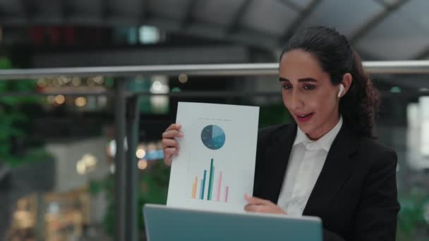 在一个关于笔记本电脑的在线会议上 成功的女老板展示了公司的成长 迷人的女经理在远程会议上使用电脑展示了她的工作计划 人与技术 — 图库视频影像