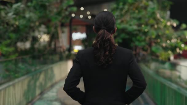 Обратный Вид Успешной Женщины Лидера Руками Карманах Прогулки Бизнес Центру — стоковое видео