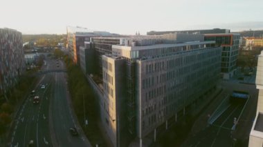 Prag 'daki Karlin Bölgesi' ndeki Yeni Modern İş Merkezi 'nin Uçuşu. Taze Çalışma Alanının İHA Çekimi. Yatırım, İş Adamları İçin Başlangıç Yeri. Çek Cumhuriyeti 'ndeki Ultramodern Ofis