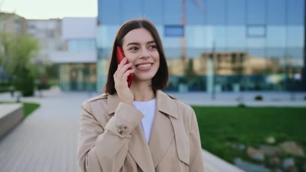 Charming Lady Holding Talar Smartphone Medan Går Till Business Centre — Stockvideo