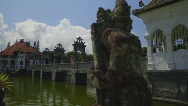 Homem Barbudo Bonito Caminha Longo Ponte Território Templo Jovem Turista — Vídeo de Stock