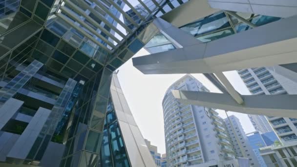 Bottom View Van Tall Buildings Met Glazen Gevels Futuristische Wolkenkrabbers — Stockvideo