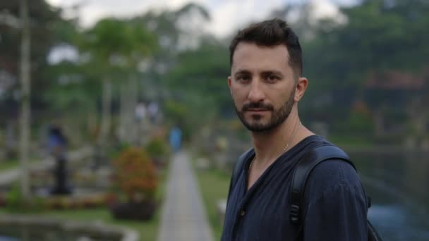 Hombre Multiracial Turista Afuera Posando Lugar Santo Bali Guapo Viajero — Vídeo de stock