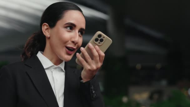 Business Girl Office Använda Mikrofon Smartphone Röstigenkänning Inspelningsmeddelande Manager Använda — Stockvideo