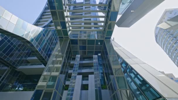 Vista Inferior Ponte Futurista Entre Edifícios Vidro Novo Hotel Centro — Vídeo de Stock