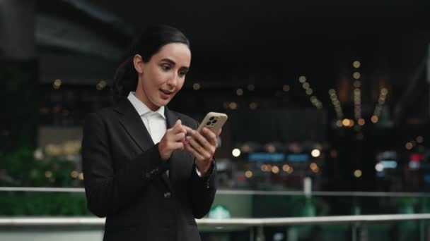 Business Lady Winner Holding Smartphone Αισθάνεται Κατάπληκτος Καλή Έκπληξη Από — Αρχείο Βίντεο