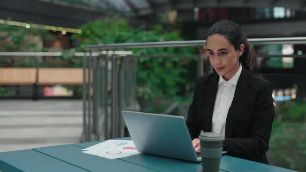 Összpontosított Charming Boss Elemzi Diagramok Használata Laptop Miközben Office Cafe — Stock videók