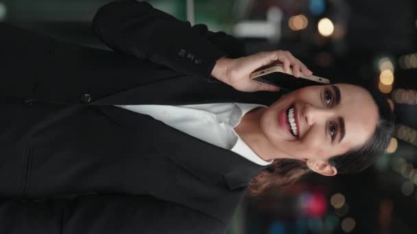 Vertikální Video Atraktivní Právník Mluví Smartphone Consulting Clients Online Usmívající — Stock video