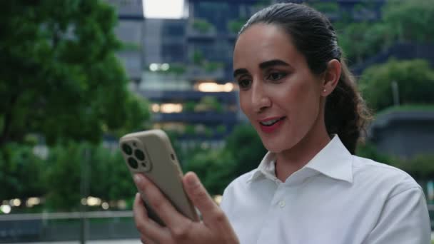 Femme Mignonne Souriante Parlant Distance Téléphone Dans Une Vidéoconférence Belle — Video