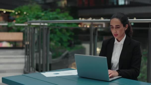 Cansado Sobrecarregado Trabalho Experiências Workaholic Throbbing Headache Computer Work Mulher — Vídeo de Stock