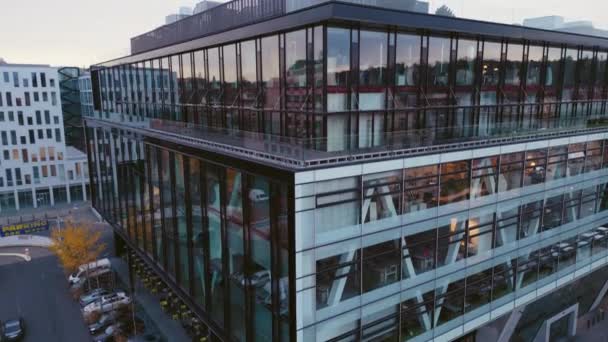プラハ チェコ 2022年8月12日 現代的なオフィスビルガラスのファサードは 都市の設定の中で夜空を反映しています — ストック動画