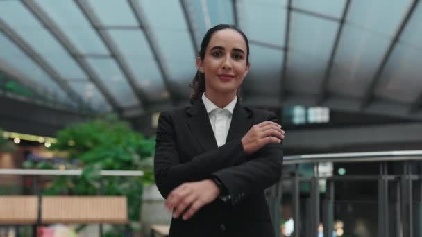 Πορτρέτο Του Αξιολάτρευτο Χαμογελώντας Γυναίκα Συνάδελφος Στέκεται Στο Business Hall — Αρχείο Βίντεο