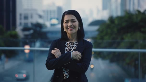 Portré Egy Sikeres Ázsiai Üzletasszonyról Aki Keresztbe Tett Kézzel Pózol — Stock videók