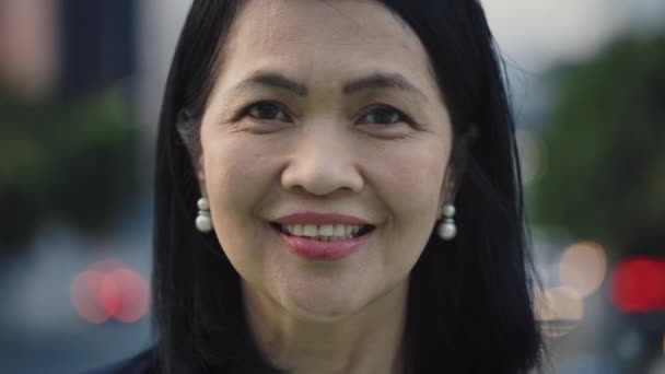 Pozytywna Bizneswoman Pięćdziesiątce Stojąca Zewnątrz Uśmiechnięta Kamery Zbliżenie Portret Starszej — Wideo stockowe