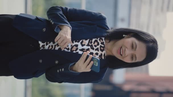 Emocionada Mujer Asiática Conmocionada Por Nuevo Correo Electrónico Mientras Estaba — Vídeo de stock