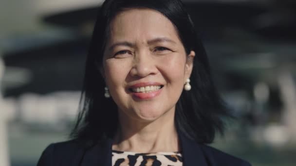 Senior Asiática Encantadora Dama Sonriente Pie Aire Libre Mirando Cámara — Vídeos de Stock