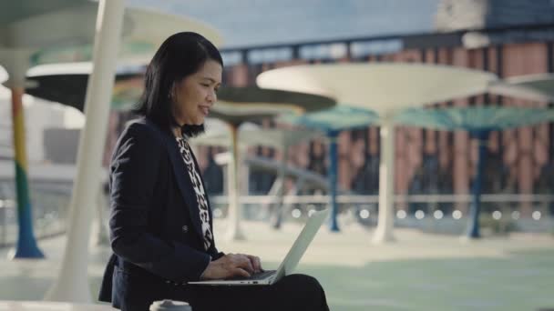 Привлекательная Леди Сидящая Снаружи Время Кофе Брейка Общающаяся Клиентами Высокопоставленная — стоковое видео