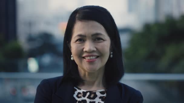 Portré Bájos Mosolygó Idősebb Ázsiai Főnökről Aki Odakint Áll Vonzó — Stock videók