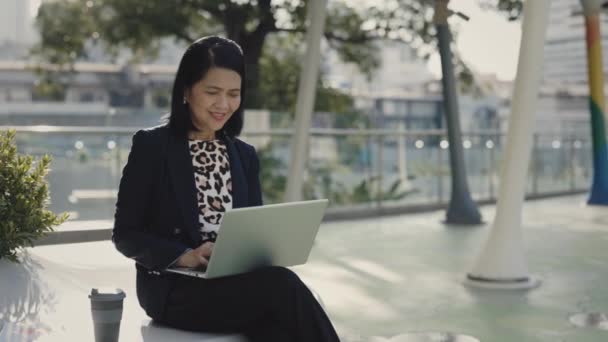 Азиатский Старший Офис Женщина Удаленно Работает Болтая Коллегами Сидя Открытом — стоковое видео
