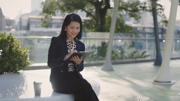 Счастливая Очаровательная Женщина Работает Открытом Воздухе Записывая Новые Идеи Азиатские — стоковое видео
