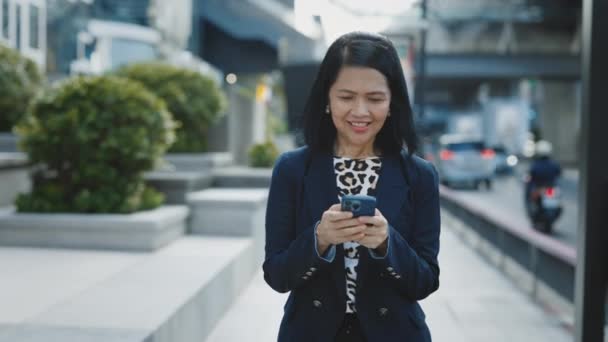 Drukke Gelukkige Aziatische Vrouw Wandelen Door Straat Sms App Met — Stockvideo