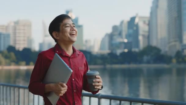 Hombre Mayor Asiático Caminando Después Del Trabajo Sosteniendo Ordenador Portátil — Vídeo de stock