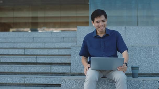 Mužský Manažer Sedí Venku Zapojený Virtuálního Setkání Přes Notebook Sluchátka — Stock video