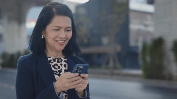 Aantrekkelijke Vrouw Die Vanuit Het Kantoor Sms Apps Scrollt Smartphone — Stockvideo