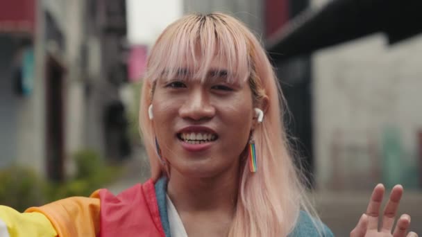Transgender Blogger Filma Video Mitten Gatan Och Vinka Kameran Cool — Stockvideo