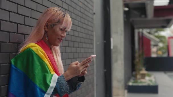 Transsexueller Junge Steht Und Schreibt Sms Für Seine Freunde Sozialen — Stockvideo