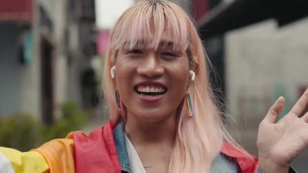 Transgender Man Online Conference Sobre Comunidade Lgbt Menino Bonito Wig — Vídeo de Stock