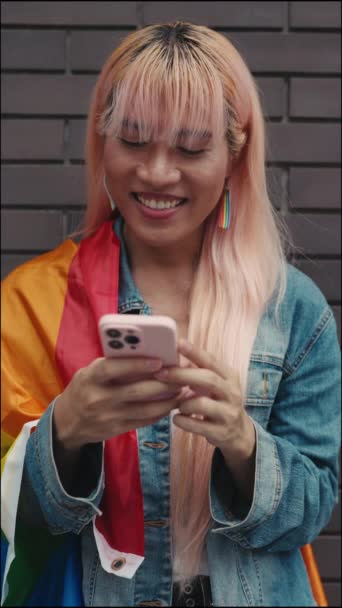 Mulher Asiática Jovem Com Cabelo Rosa Usando Smartphone Vestida Com — Vídeo de Stock