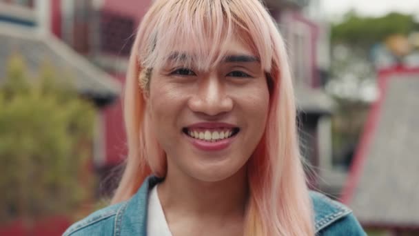 Çarpıcı Travesti Modeli Dışarıda Dikilirken Kameraya Kendinden Emin Bir Şekilde — Stok video