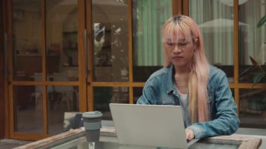 Yakışıklı Genç Adam Kafe 'de Oturuyor ve Çalışma Görevleri Yapıyor, Web siteleri yaratıyor, Laptop kullanarak Sosyal Ağ Tarıyor. Bilgisayardaki Dış Çalışmalar LGBT Topluluğunun Olumlu Temsilcisi