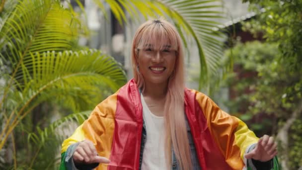 Mulher Asiática Alegre Com Cabelo Rosa Fazendo Uma Forma Coração — Vídeo de Stock