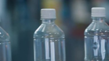 Temiz Plastik Şişelerin Yakın Çekimi Bir Fabrikada Bir Üretim Hattı, Doldurmaya Hazır. Endüstriyel Ayarlardaki Şişeleme Sürecine Odaklan.