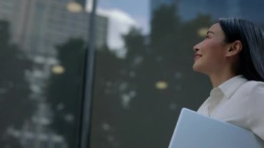 Kız, taşındıktan sonra, New City 'de gezer ve onu keşfeder. Asyalı bir kadın, güzel ve pozitiftir, işten sonra şehir merkezinde yabancı bir bölgede yürür. İnsanlar Konsepti