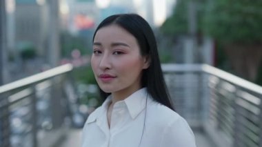 Çekici Pozitif Kadın Emlakçı Caddede duruyor ve kameraya bakıyor. 