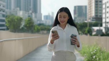 Şehirde Yürüyen Güzel Gülümseyen Kız, Telefonla Gezen, İş Arkadaşlarıyla Mesajlaşan, Sosyal Medya Kaydıran. Grup Sohbet, Sohbet, Sosyal Medya Haberleri 'nde Hoş Mesajlar Alınan Kadın