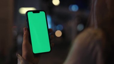 Backthe Girls Shoulder 'dan Green Screen' le görüntüler, Video İzleme, Akıllı Telefon. Modelleme. Chroma Key 'de elinde telefon olan kadın. Teknoloji İçeriği