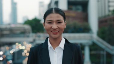 Güzel Asyalı İşçi Kadın Kameraya Gülümseyerek İş Ofisi 'nin yanında duruyor. Mutlu Yüzlü, Ofis Giysileri Giyen Pozitif Güzel Kadın. İnsan ve İş