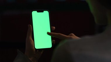 Uzayı Kopyalamak için Yeşil Ekranlı Genç Kadın Kolu Kroma Anahtarı Mockup Akıllı Telefon Dinleme ve Dokunma Ekranı Açık havada. Teknoloji İçeriği