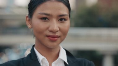 Güzel Gülümseyen Kız 'ın portresi. Dışarıda Asyalı Descent' in zarif resmi kıyafeti içinde. Sokakta Kameraya Pozitif Çekici Genç İş Kadını Poz Veriyor. İnsanlar Konsepti