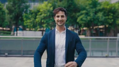 Dışarıdaki Yakışıklı Genç Adam 'ın Mavi Takım Giyen Elleri ile Portresi. Ofis işçisi kameranın önünde ellerini çapraz yapıyor. Halk ve İş Konsepti