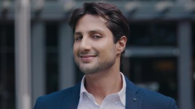 Gülümseyen Genç 'in Portresi Dışarda Resmi Takım Elbiseyle Duran İşçi. Sakallı, dışarıda kameraya bakan pozitif avukat. Halk ve İş Konsepti